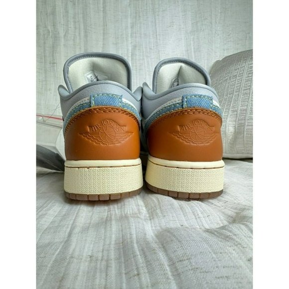 D43- SIZE 7Y/ 8.5 WOMENS NIKE AIR JORDAN 1 LOW PHANTOM / BLUE FZ5046 041 - Picture 9 of 12